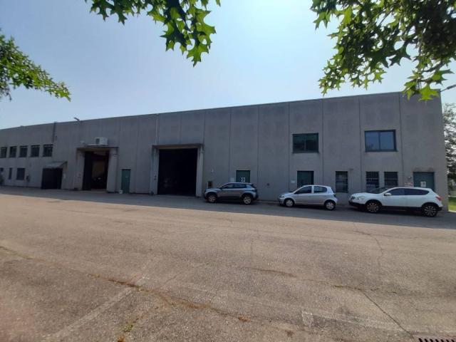 Locale Commerciale in vendita a Birone, Giussano