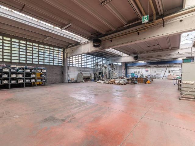 Locale Commerciale in vendita a Birone, Giussano