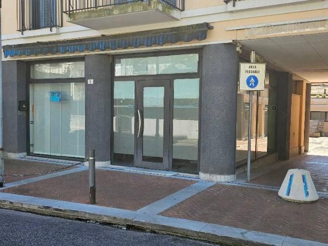 Locale Commerciale in vendita a Robbiano, Giussano
