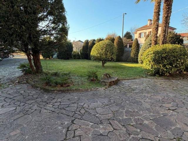 Locale Commerciale in vendita a Robbiano, Giussano