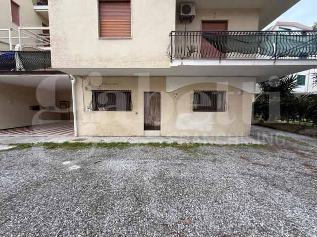 Locale Commerciale in vendita a Calabria, Catanzaro