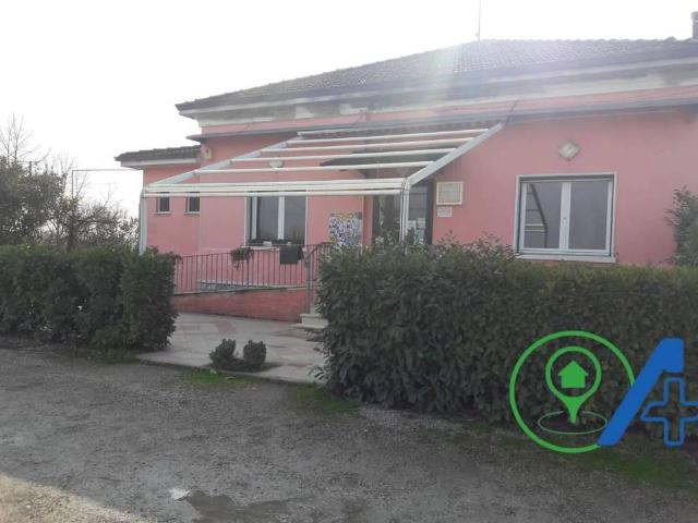Locale Commerciale in vendita a Torre, Goito