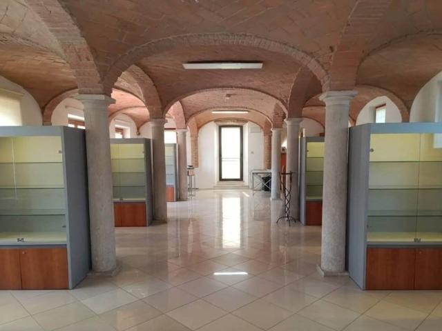 Locale Commerciale in vendita a Goito, Lombardia