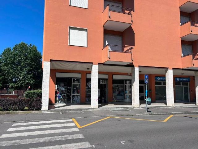 Locale Commerciale in vendita a Gorgonzola, Lombardia