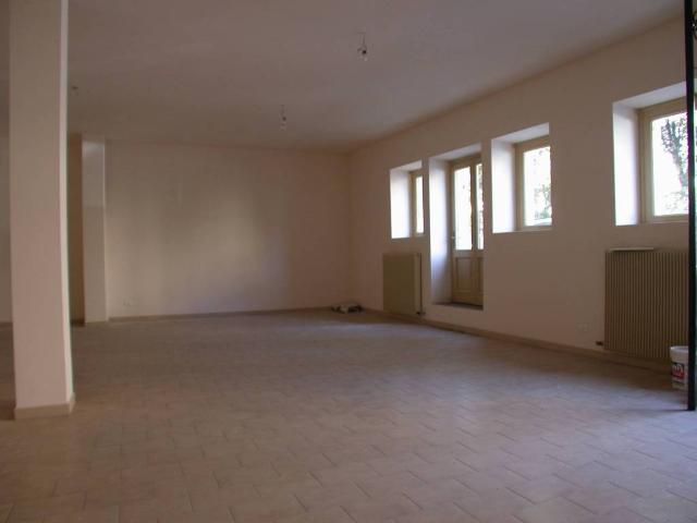 Locale Commerciale in vendita a Piazzutta / Placuta, Gorizia