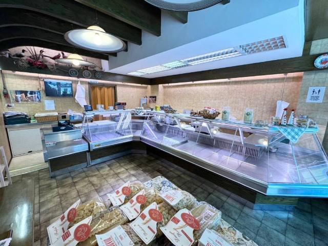 Locale Commerciale in vendita a Borgo Castello, Gorizia