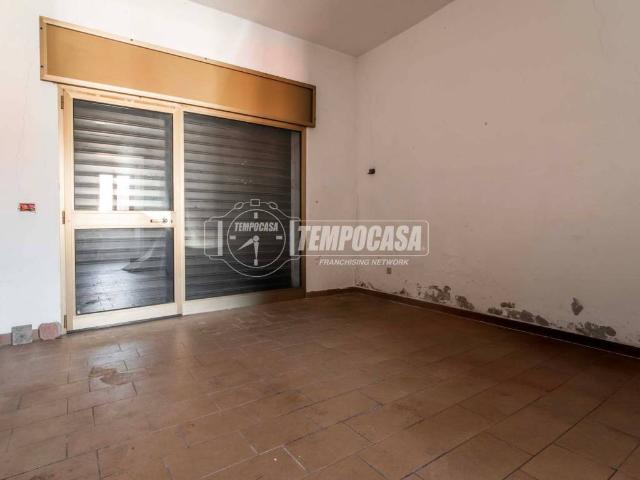 Locale Commerciale in vendita a Prospiano, Gorla Minore