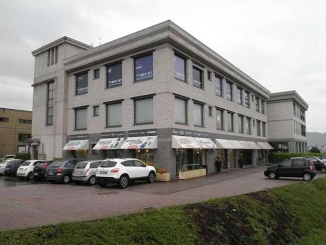 Locale Commerciale in vendita a Gorlago, Lombardia