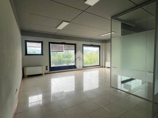 Locale Commerciale in vendita a Gorlago, Lombardia