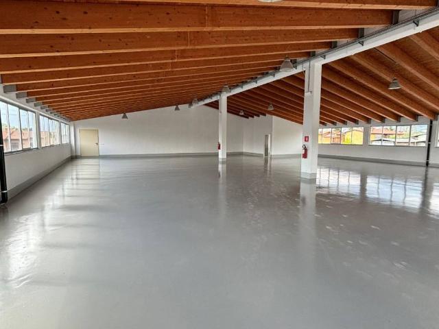 Locale Commerciale in vendita a Gorlago, Lombardia