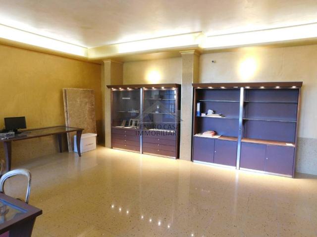 Locale Commerciale in vendita a Gorle, Lombardia