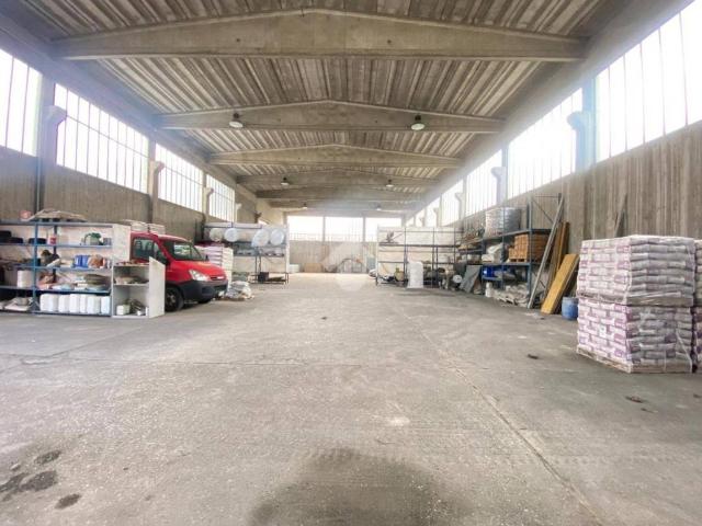Locale Commerciale in vendita a Gorle, Lombardia
