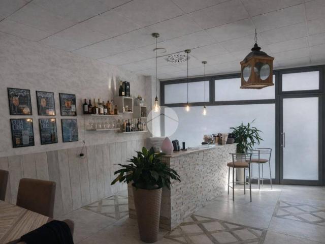 Locale Commerciale in vendita a Gorle, Lombardia