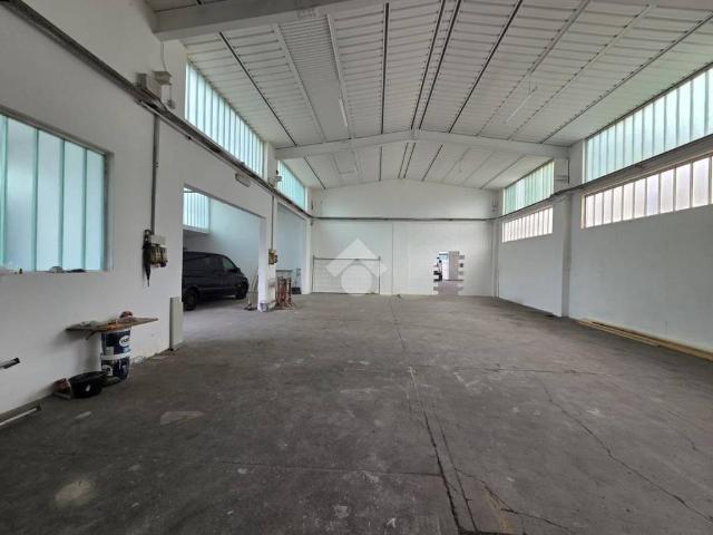 Locale Commerciale in vendita a Gorle, Lombardia