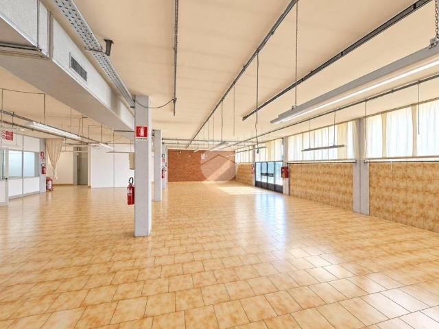 Locale Commerciale in vendita a Gorle, Lombardia
