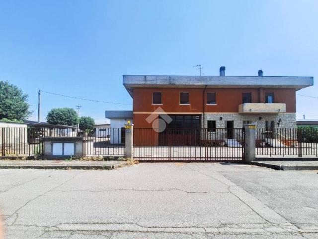 Locale Commerciale in vendita a Gottolengo, Lombardia