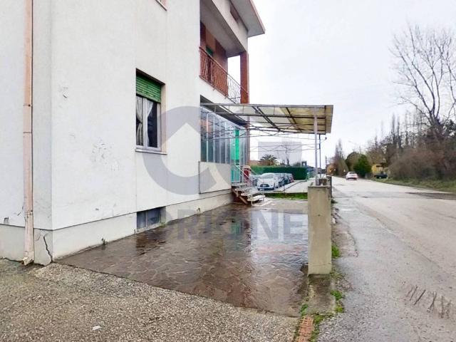 Locale Commerciale in vendita a Fanano, Marche