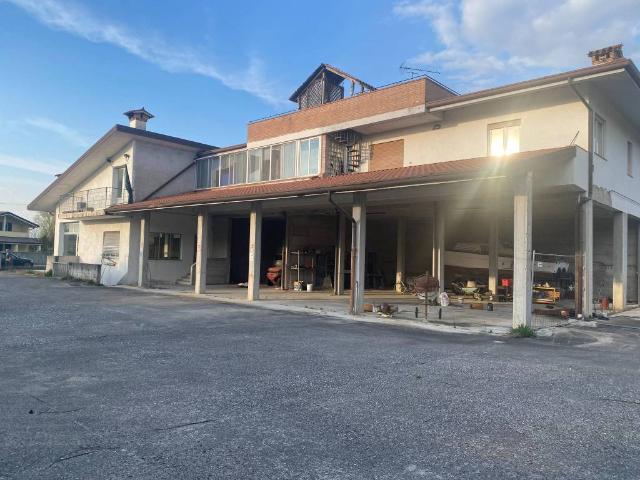 Locale Commerciale in vendita a Gradisca D'isonzo, Friuli-Venezia Giulia