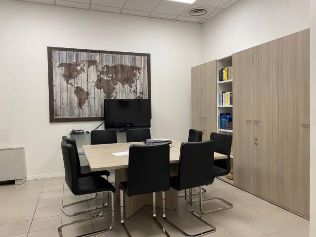 Locale Commerciale in vendita a Grandate, Lombardia