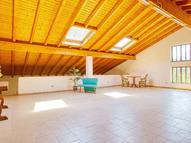 Locale Commerciale in vendita a Comunità Montana Valli del Verbano, Grantola