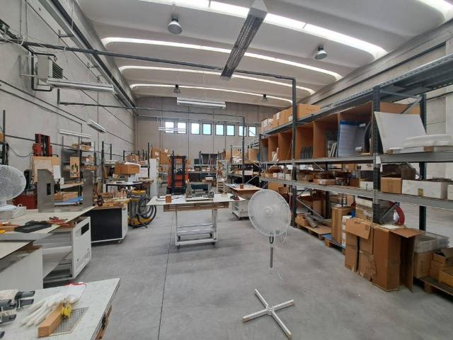 Locale Commerciale in vendita a Santa Maria, Piemonte