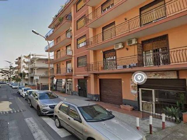 Locale Commerciale in vendita a Fasano, Gravina Di Catania