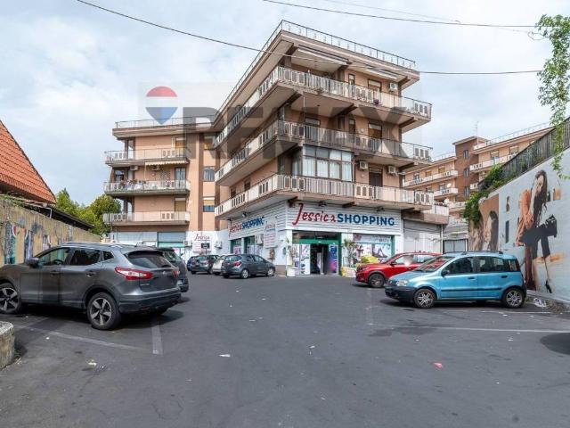 Locale Commerciale in vendita a Gravina Di Catania, Sicilia