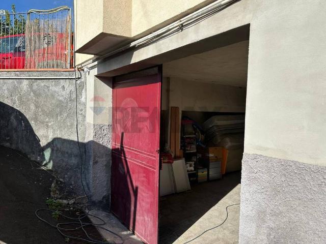 Locale Commerciale in vendita a Gravina Di Catania, Sicilia