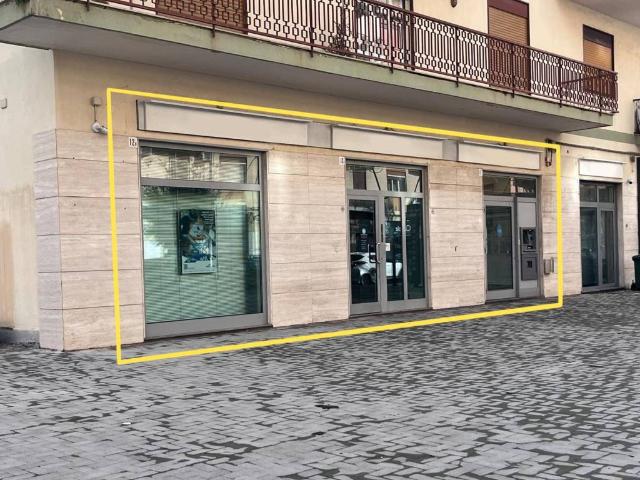 Locale Commerciale in vendita a Gravina Di Catania, Sicilia