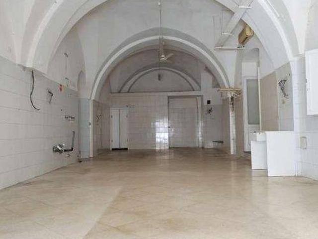 Locale Commerciale in vendita a Puglia, Bari