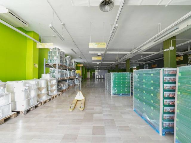 Locale Commerciale in vendita a Puglia, Bari