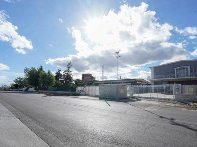 Locale Commerciale in vendita a Puglia, Bari