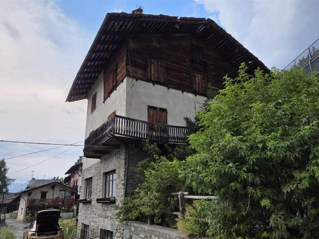 Locale Commerciale in vendita a Gressan, Aosta