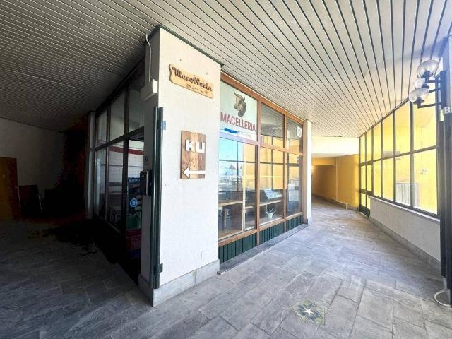 Locale Commerciale in vendita a Gressan, Aosta