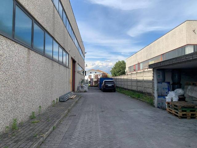 Locale Commerciale in vendita a Grezzago, Lombardia