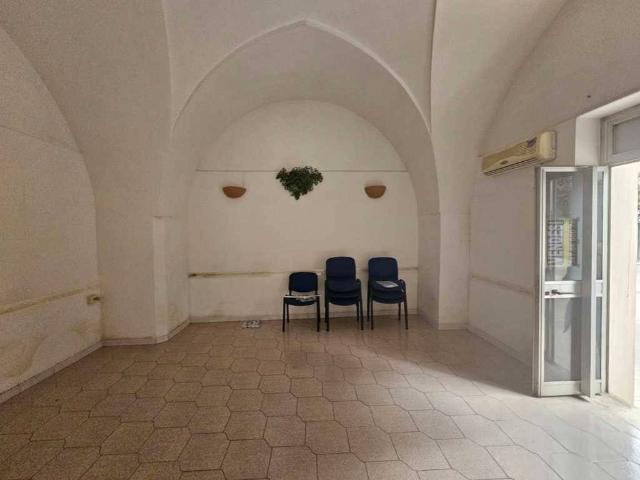 Locale Commerciale in vendita a Puglia, Taranto