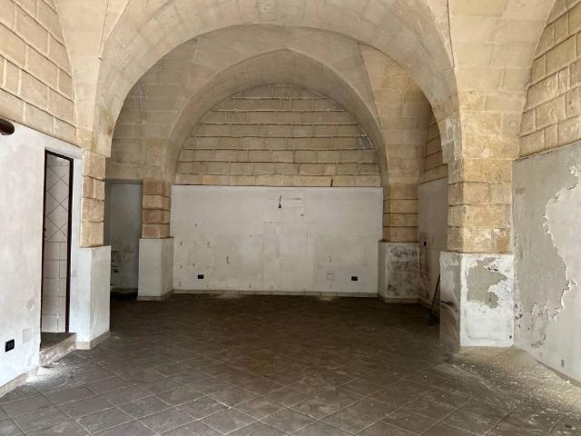 Locale Commerciale in vendita a Puglia, Taranto