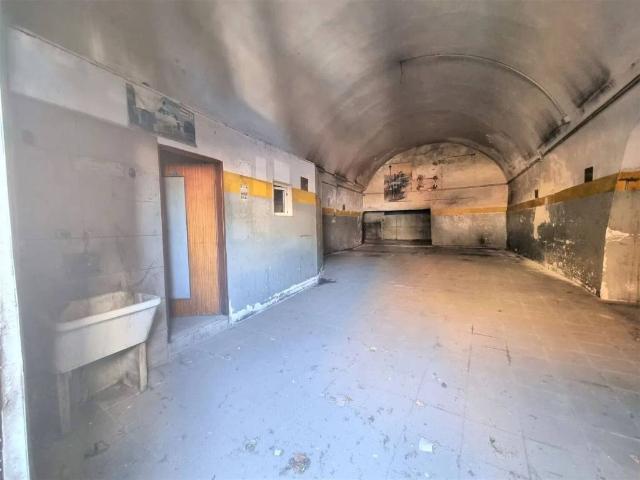 Locale Commerciale in vendita a Puglia, Taranto