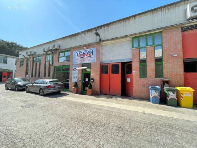 Locale Commerciale in vendita a Montesecco, Marche