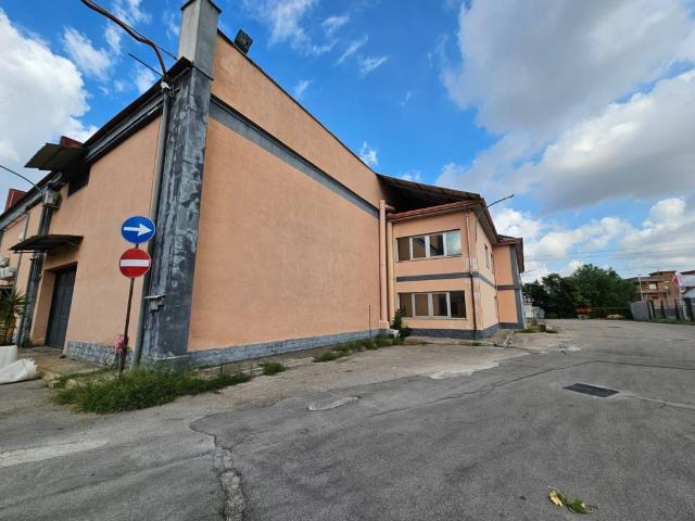 Locale Commerciale in vendita a San Domenico, Grumo Nevano