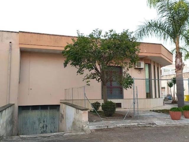 Locale Commerciale in vendita a Puglia, Lecce