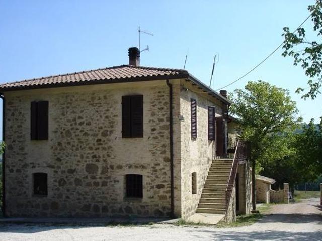 Locale Commerciale in vendita a Gualdo Cattaneo, Umbria
