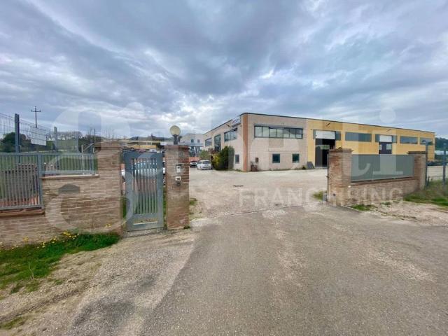 Locale Commerciale in vendita a Gualdo Cattaneo, Umbria