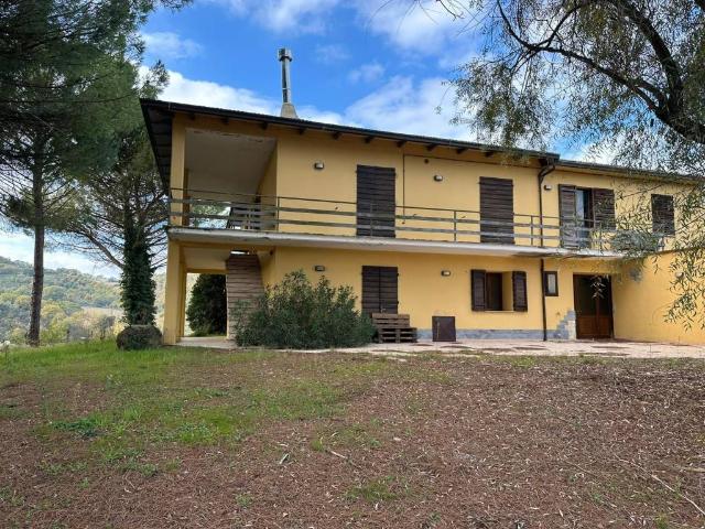 Locale Commerciale in vendita a Gualdo Cattaneo, Umbria