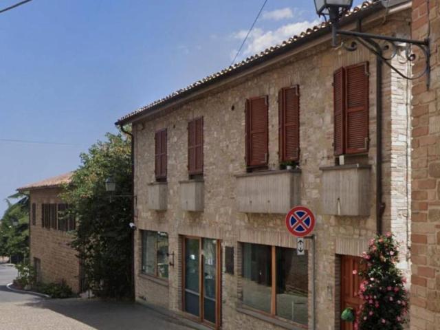 Locale Commerciale in vendita a Marche, Macerata