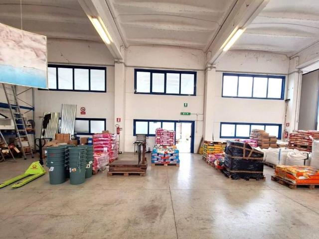 Locale Commerciale in vendita a Gualdo Tadino, Umbria
