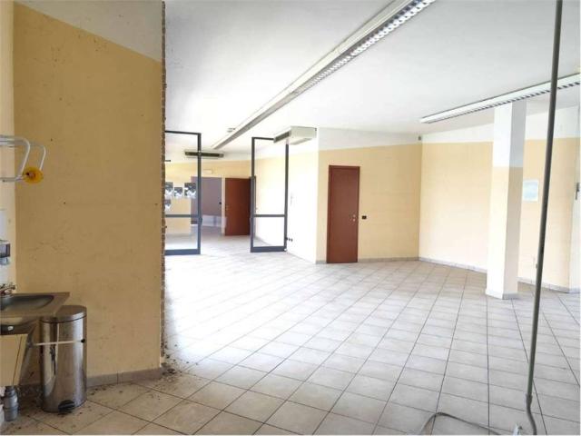 Locale Commerciale in vendita a Bassa Reggiana, Re