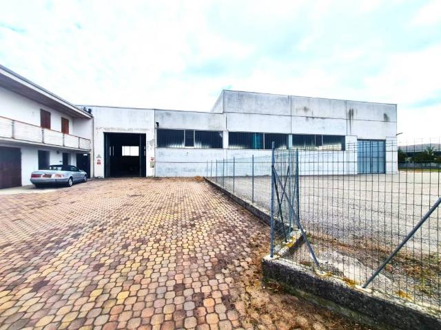 Locale Commerciale in vendita a Gualtieri