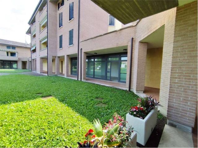 Locale Commerciale in vendita a Bassa Reggiana, Re