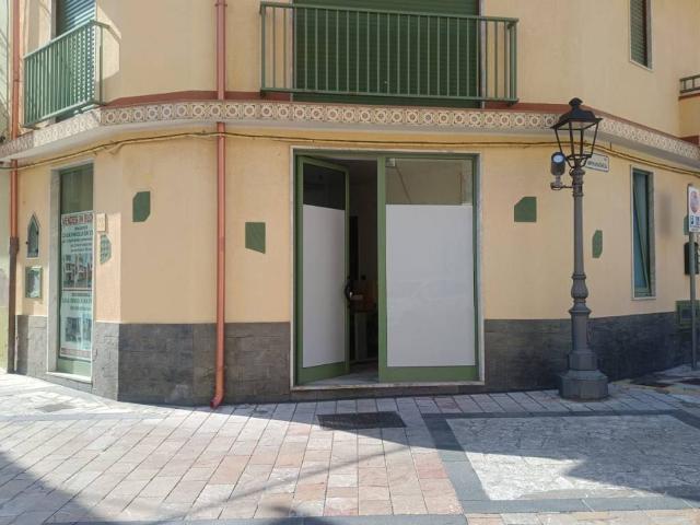Locale Commerciale in vendita a Soccorso, Gualtieri Sicaminò